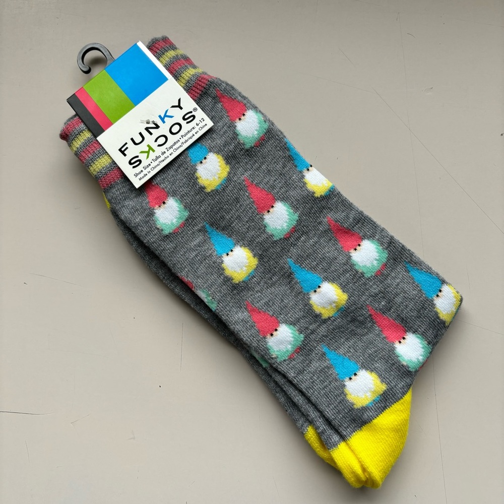 FUNKY SOCKS MEN BRAND NEW GRAY POLYESTER SPANDEX GNOMES SOCKS SIZE 6-12